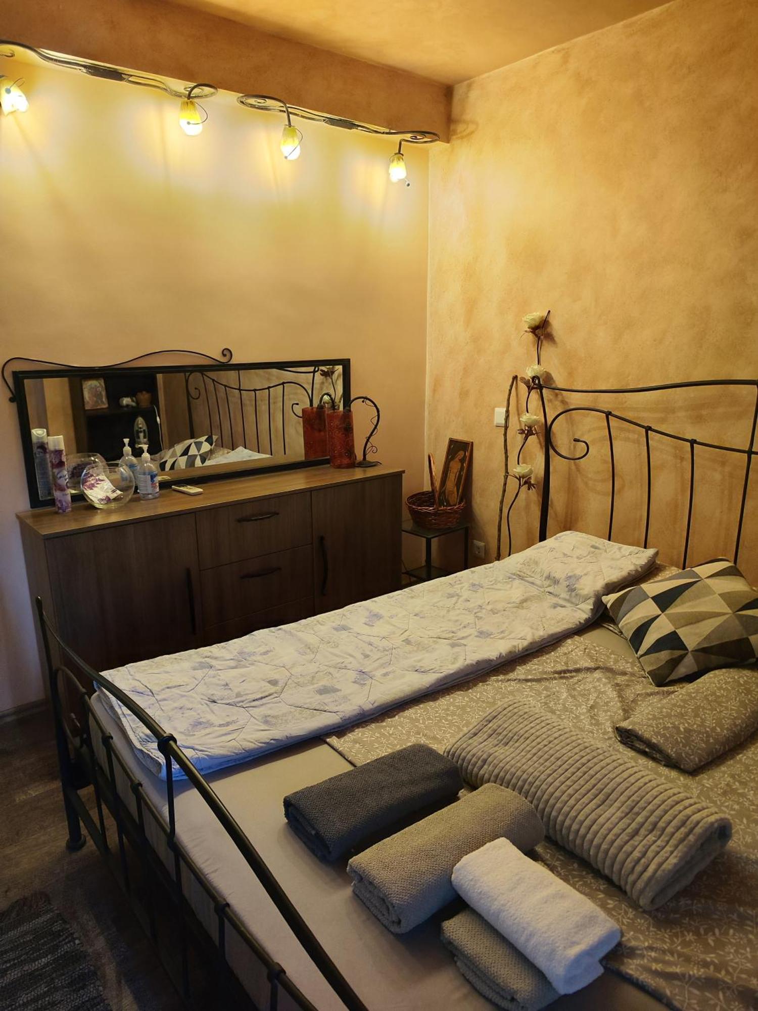 Art Apartment Kiril And Metodi Square بورغاس الغرفة الصورة