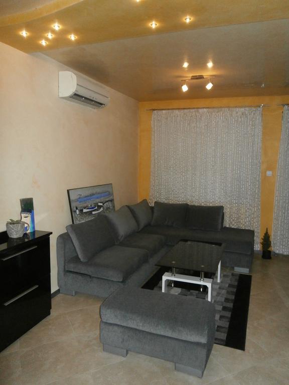 Art Apartment Kiril And Metodi Square بورغاس الغرفة الصورة